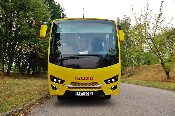 Školní autobus ISUZU Novo prodávaný společností TURANCAR v Česku a na Slovensku: foto: Turancar
