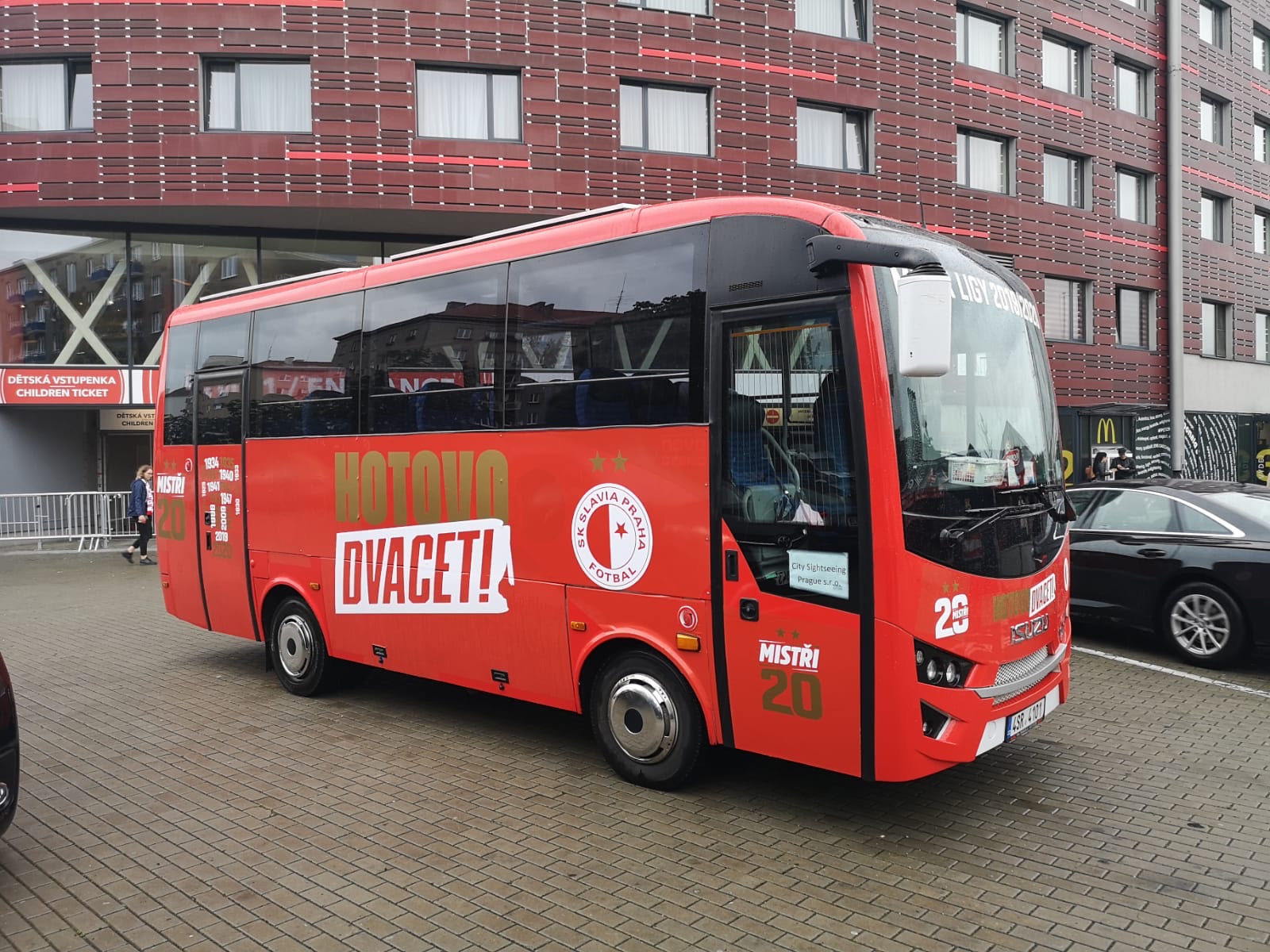 Slavia mistr Fortuna ligy 2019 – 2020 „HOTOVO 20!“ triumfální noční jízda Prahou autobusy ISUZU (foto: TURANCAR CZ)